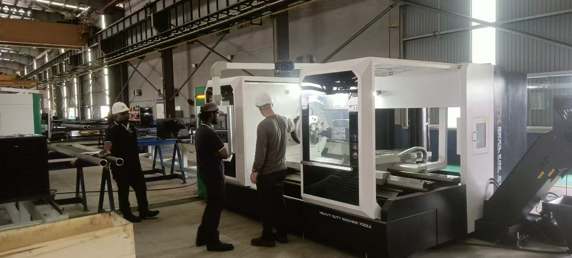 CNC lathe with automatic loading and unloading system